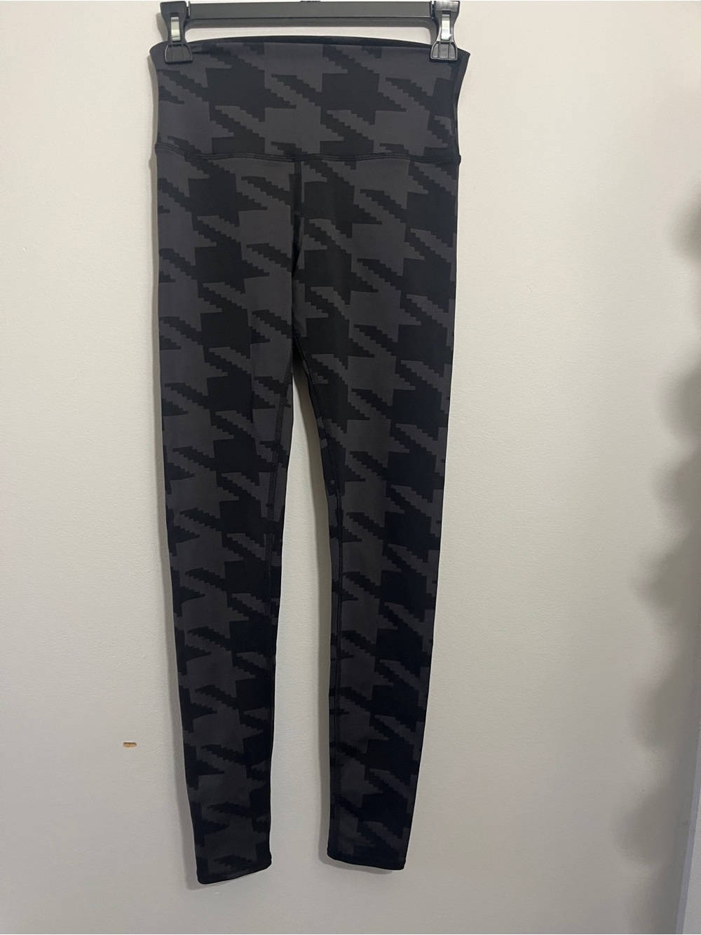 ALO Yoga Black and Charcoal Geometric Leggings Size Small